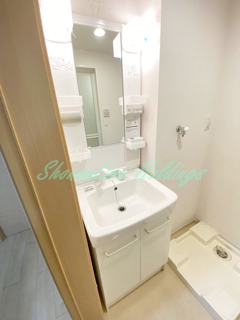 洗面設備　明るい洗面所です