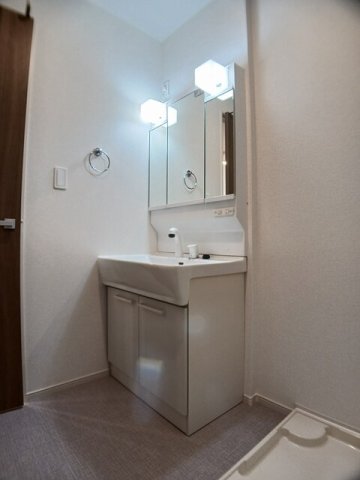 洗面設備　ゆったりとスペースのある洗面所