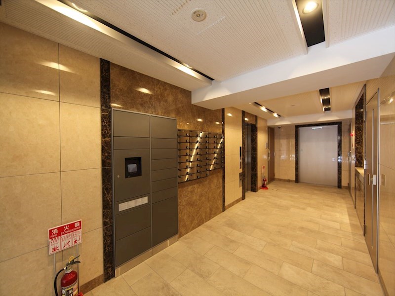 エントランス　エントランス　オートロック　宅配ＢＯＸ　防犯カメラ