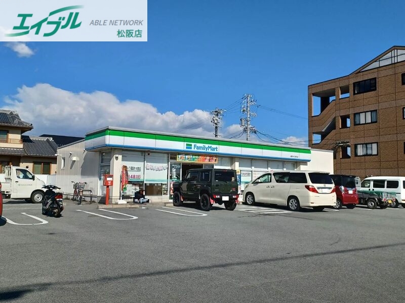 コンビニ　ファミリーマート嬉野中川新町店（コンビニ）まで57m