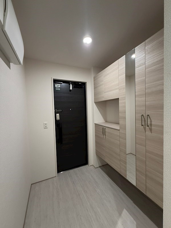 玄関　（参考写真）同じ間取の別のお部屋です