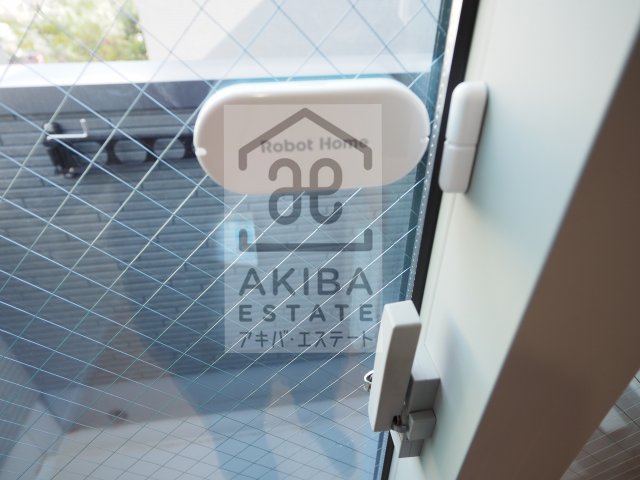 セキュリティ　同一仕様写真　外出中でも異常を検知するとスマホにお知らせが届