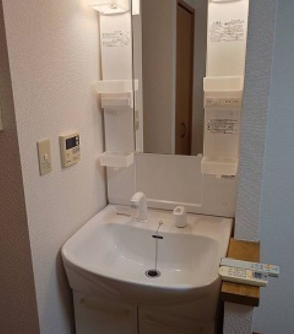 洗面設備　独立洗面台あり、毎朝おしゃれに忙しい女性の方におすすめです