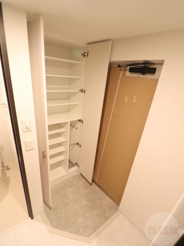 玄関　大きなシューズボックス付き