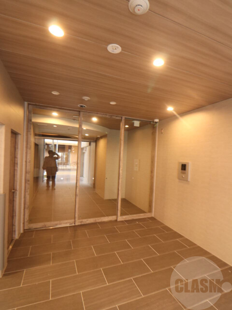 エントランス　オートロック付きエントランス