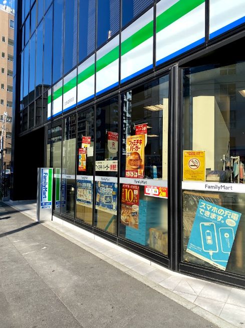 コンビニ　ファミリーマート北参道駅前店（コンビニ）まで56m