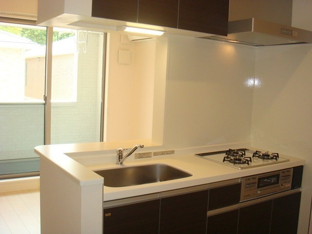 キッチン　３口グリル付きガスコンロです。