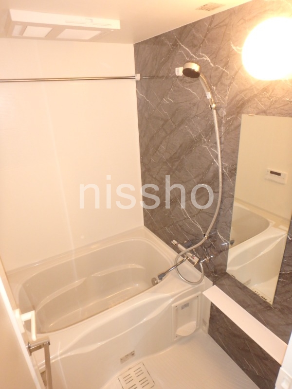 バス・シャワールーム　浴室乾燥機・追い焚き付き♪