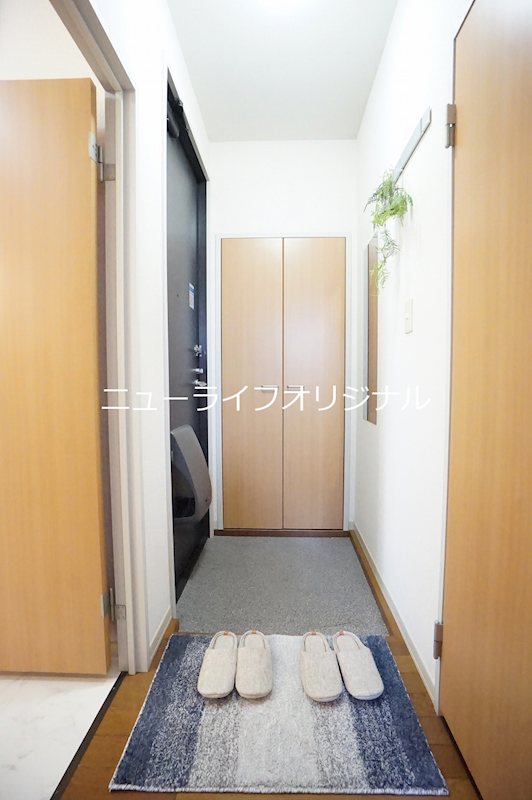 玄関　姿見の鏡、コートフックを設置