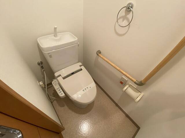 トイレ　温水洗浄便座です