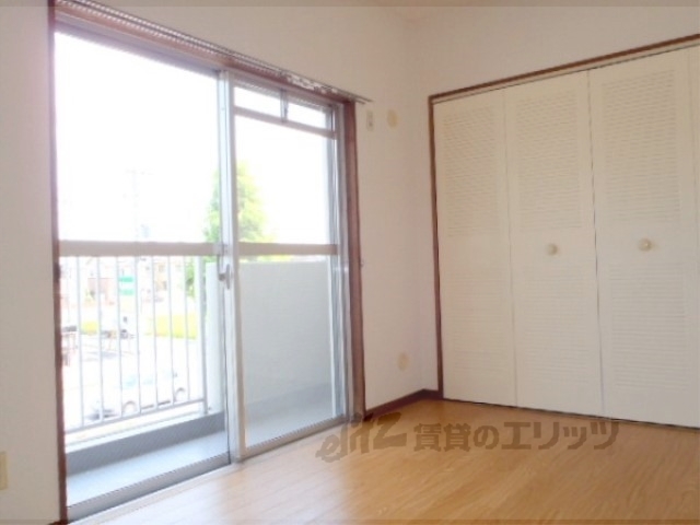 居室・リビング　玄関側洋室