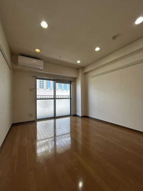 居室・リビング　オシャレな照明の室内です♪