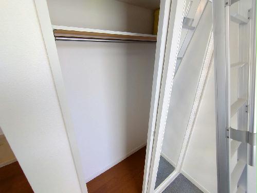 収納　引き戸一面に姿見付き