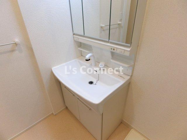 洗面設備　朝の支度もスムーズな独立洗面台。