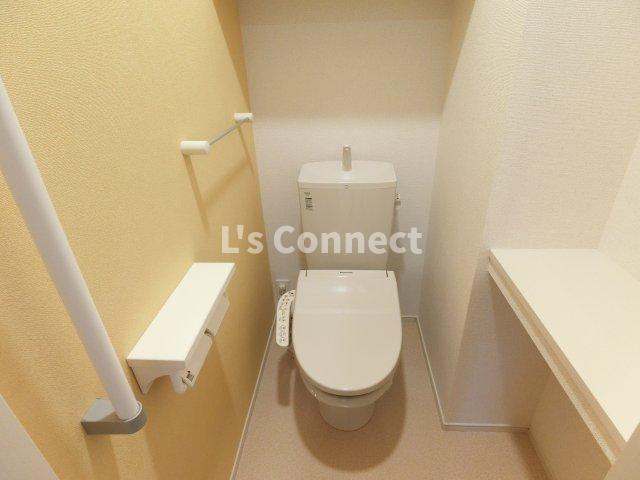 トイレ　温水洗浄便座付きのトイレ。