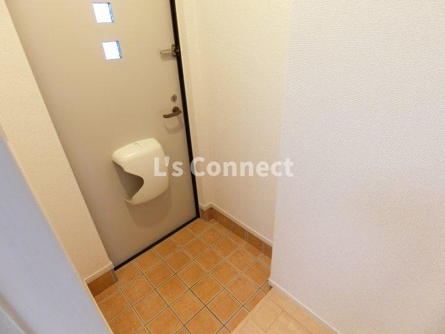 玄関　玄関収納付きで靴もすっきりしまえます。