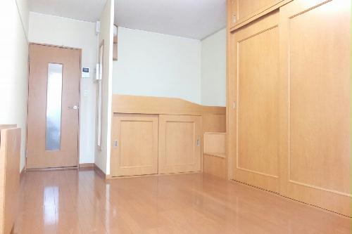 居室・リビング　収納スペースが多いお部屋です。