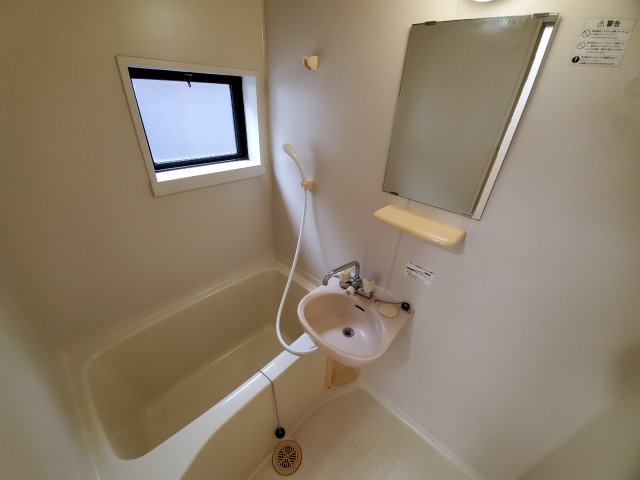 バス・シャワールーム　浴室にも換気のしやすい窓付き！