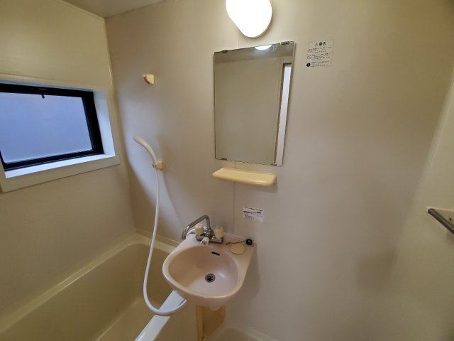 洗面設備　浴室内に洗面台が付いています！
