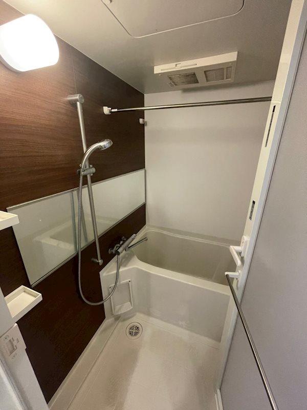 バス・シャワールーム　コンパクトで使いやすいお風呂です