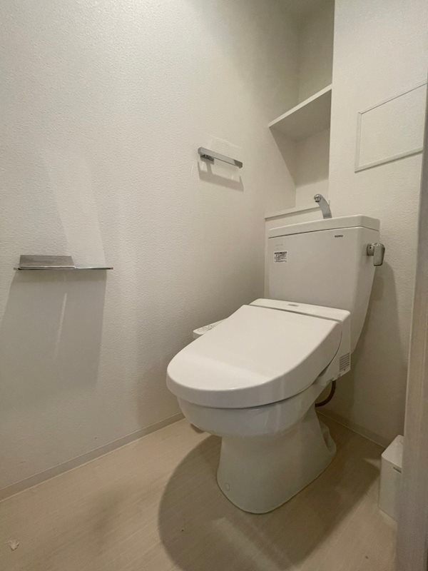 トイレ　落ち着いた色調のトイレです