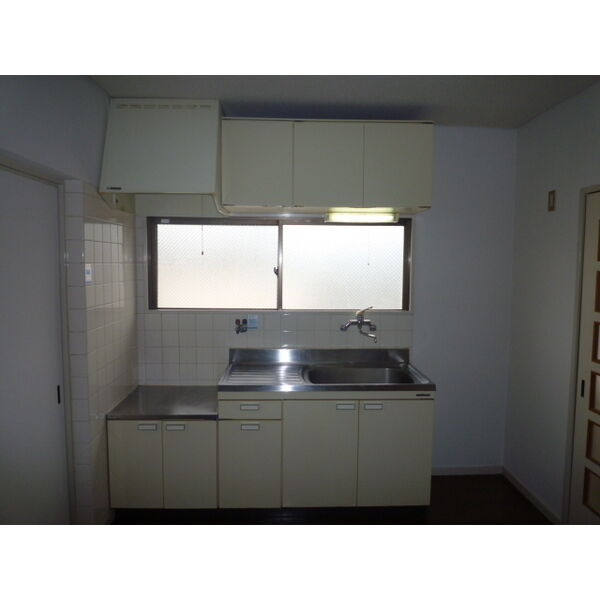 キッチン　窓付きで換気に便利です♪