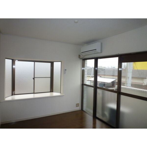 居室・リビング　床色が落ち着いた色合いで綺麗です♪