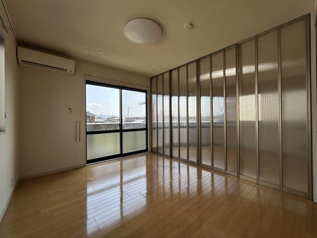 居室・リビング　別部屋写真です