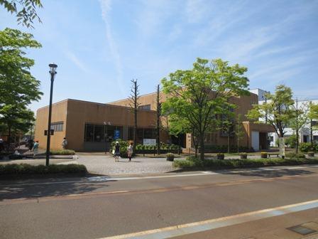 図書館　見附市立図書館（図書館）まで900m