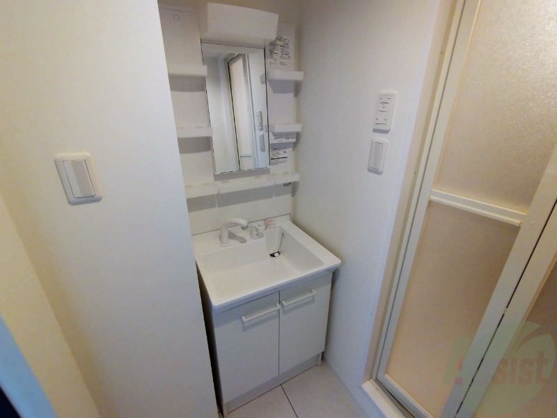 洗面設備　独立洗面台です。大きくてよいですね。シャンプーもできます。