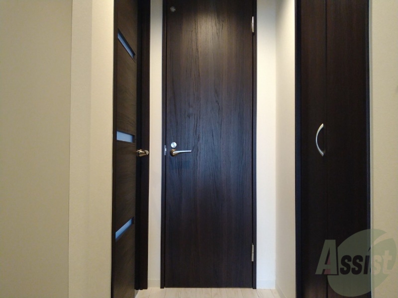 玄関　玄関です。クロスと建具の色合いがおしゃれですね～。