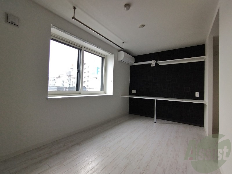 居室・リビング　洋室です！白を基調としていてお部屋全体が明るいですね！