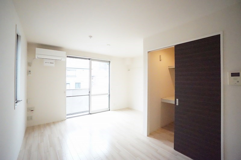 居室・リビング　エアコン付きで快適に過ごせます