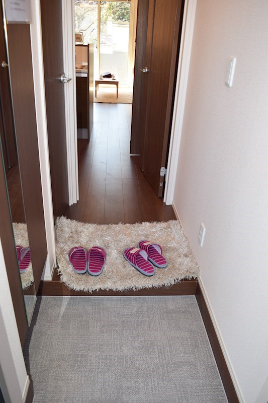 玄関　モデルルーム写真です。