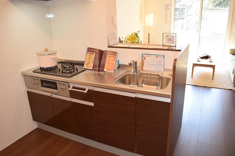 キッチン　モデルルーム写真です。