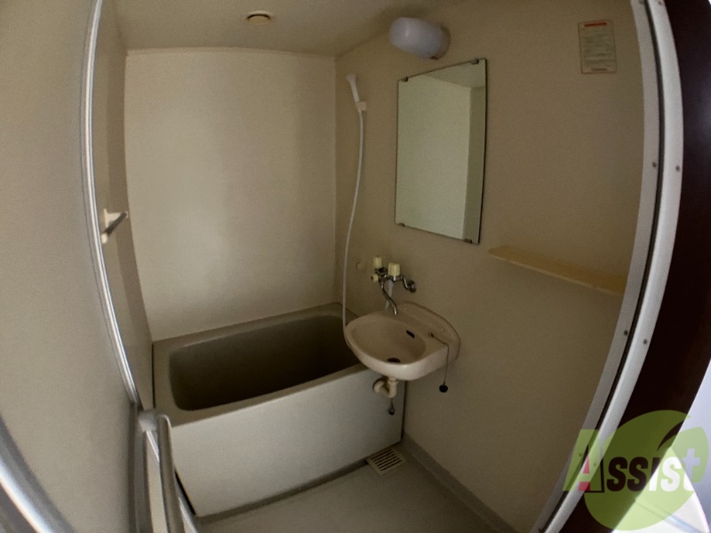 バス・シャワールーム　浴室はこちらのユニットバスになりますね。