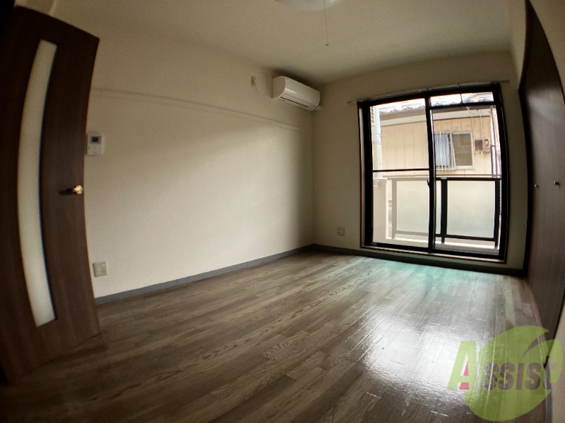 居室・リビング　大きな窓から日差しが差し込み明るいお部屋です。