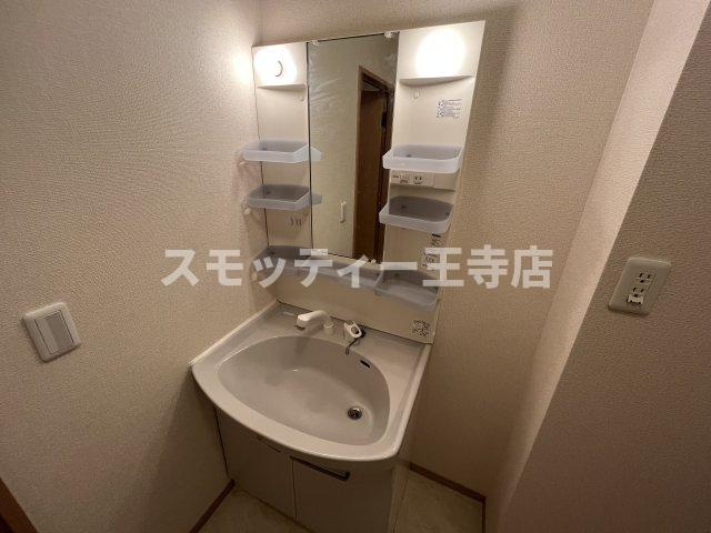 洗面設備　明るい洗面所です