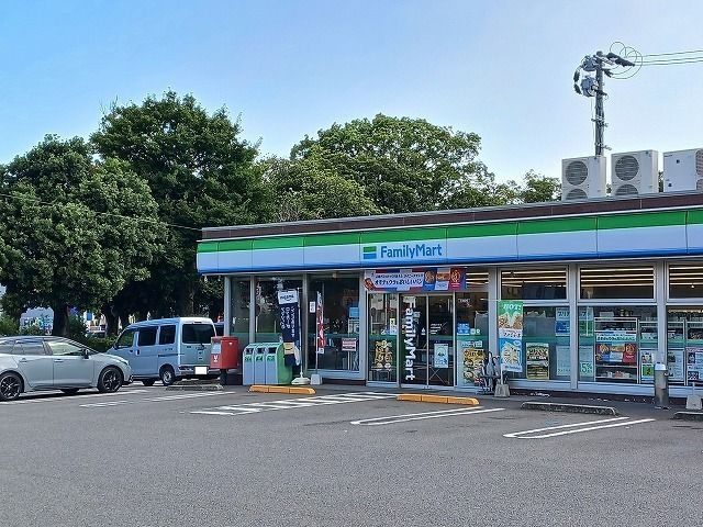コンビニ　ファミリーマート小松原中央店（コンビニ）まで210m