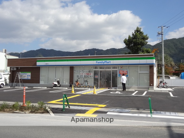 コンビニ　ファミリーマート（コンビニ）まで683m