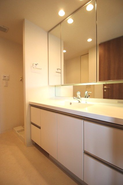 洗面設備　大きな鏡のシャワー付き三面鏡化粧台