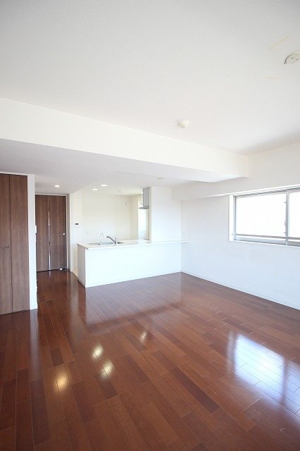 居室・リビング　19.3帖の広々としたリビング！納戸もあるのでしっかり収納で