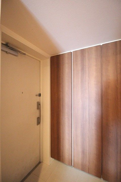 玄関　大型シューズボックス付