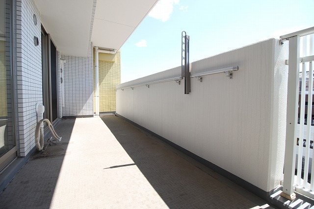 バルコニー　広々としたベランダ