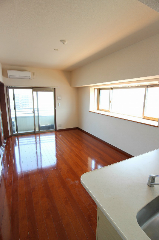 居室・リビング　リビングには出窓も付いているので日当たりも良いですよ