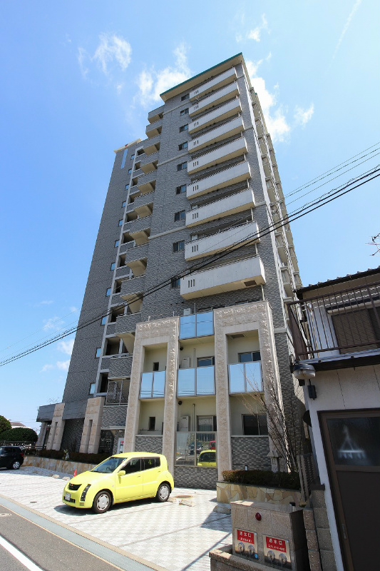 建物外観　閑静な住宅街に佇む高層マンション