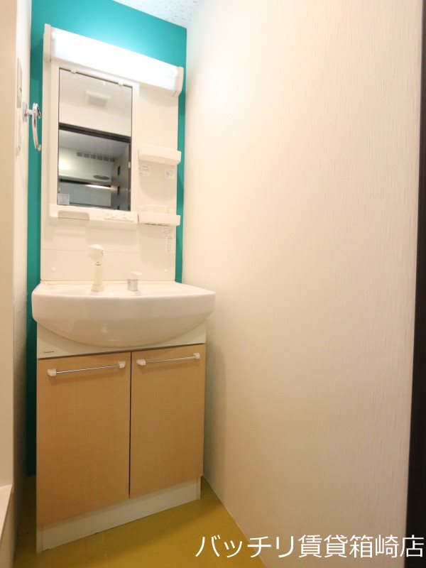 洗面設備　別部屋写真の為現状を優先します