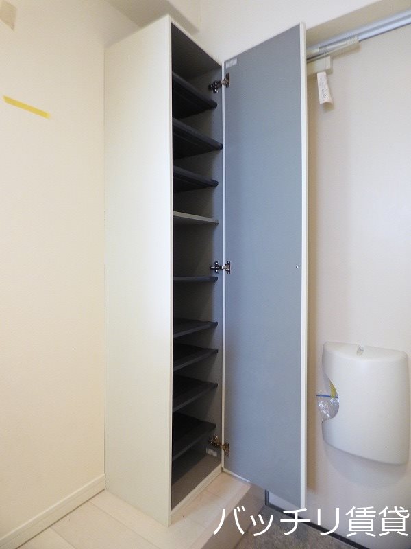 玄関　別号室タイプの為、現状を優先致します。