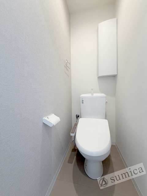 トイレ　人気アイテムの温水洗浄便座。清潔感のあるトイレです。