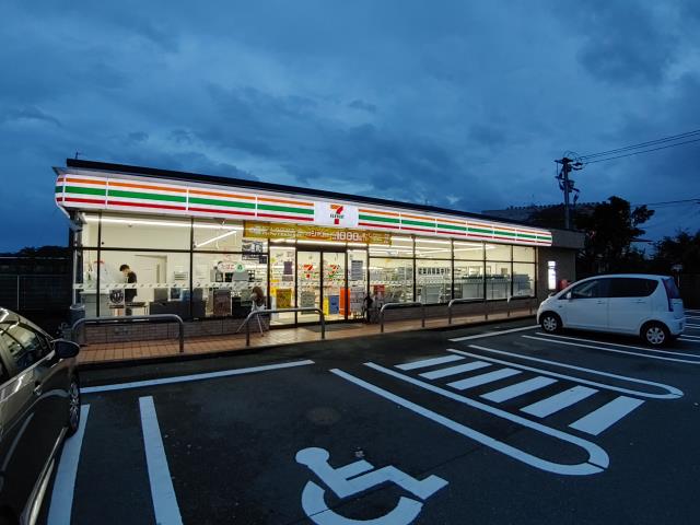 コンビニ　セブンイレブン（コンビニ）まで763m